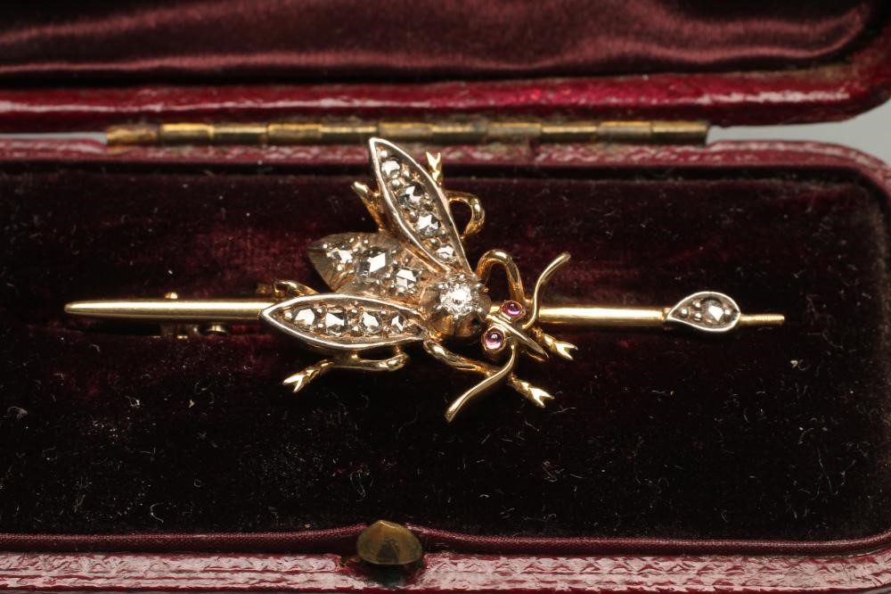 A VICTORIAN NOVELTY BAR BROOCH Image