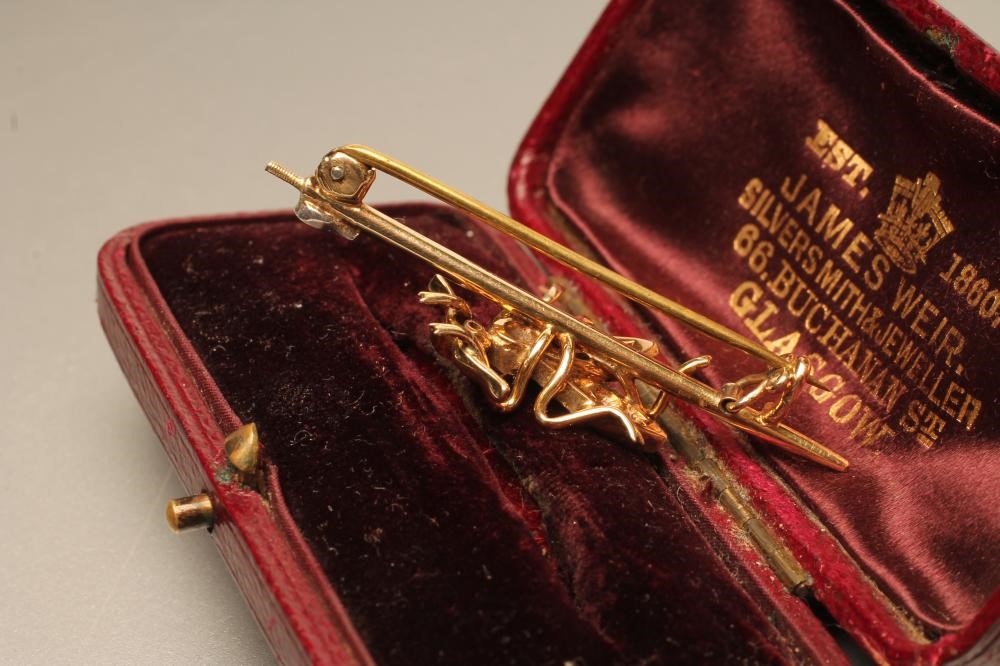 A VICTORIAN NOVELTY BAR BROOCH Image