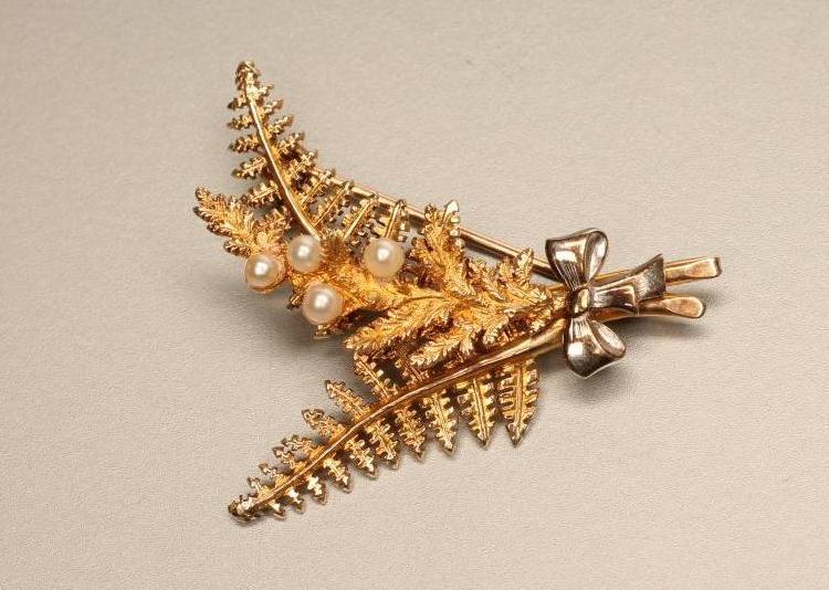 A 9CT GOLD AND SEED PEARL BROOCH as a pair of fern leaves and a branch set with four seed pearls Image