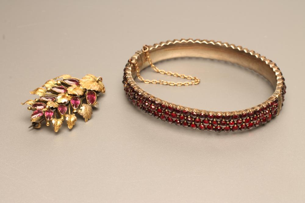 A VICTORIAN ALMANDINE GARNET SPRAY BROOCH Image