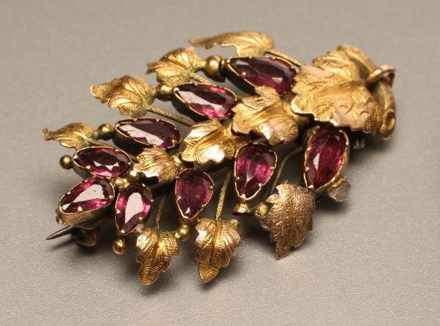 A VICTORIAN ALMANDINE GARNET SPRAY BROOCH Image