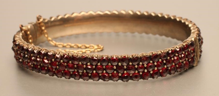 A VICTORIAN ALMANDINE GARNET SPRAY BROOCH Image