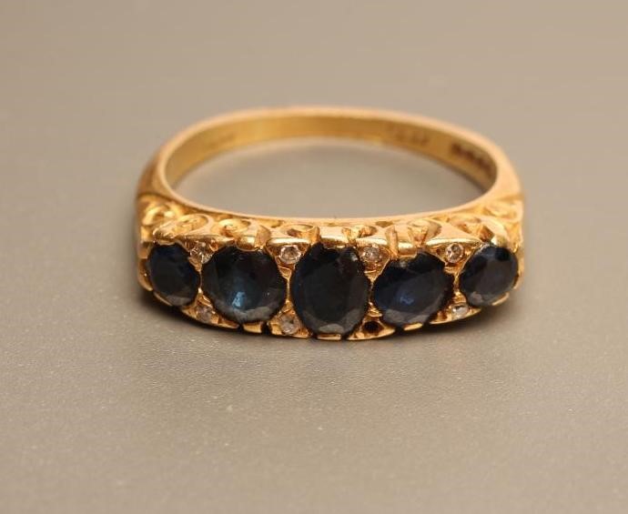 A FIVE STONE SAPPHIRE RING Image