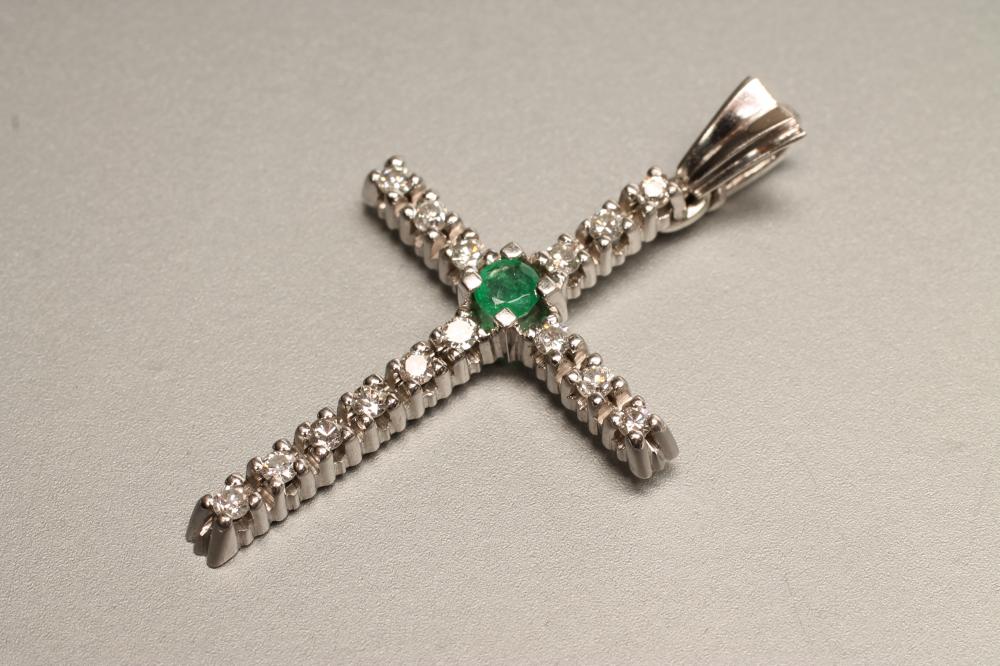 A DIAMOND CROSS PENDANT Image