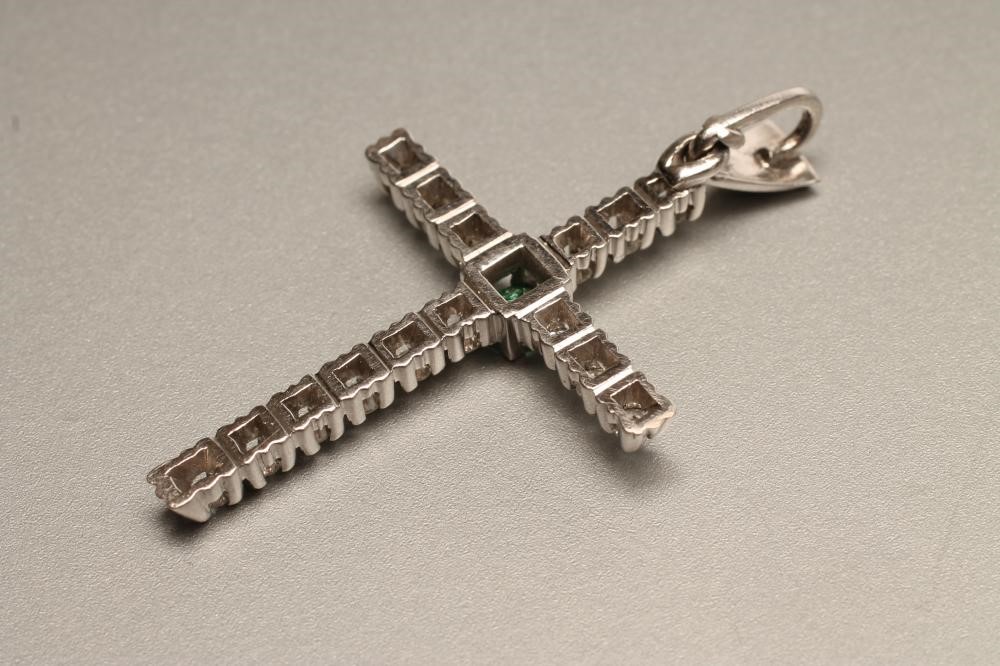 A DIAMOND CROSS PENDANT Image