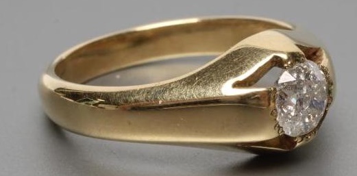 A GENTLEMAN'S SOLITAIRE DIAMOND RING Image