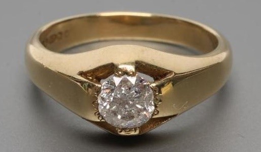 A GENTLEMAN'S SOLITAIRE DIAMOND RING Image