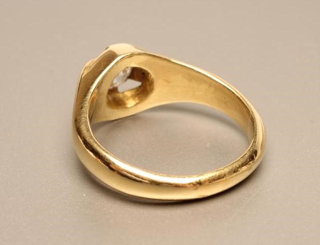 A GENTLEMAN'S SOLITAIRE DIAMOND RING Image