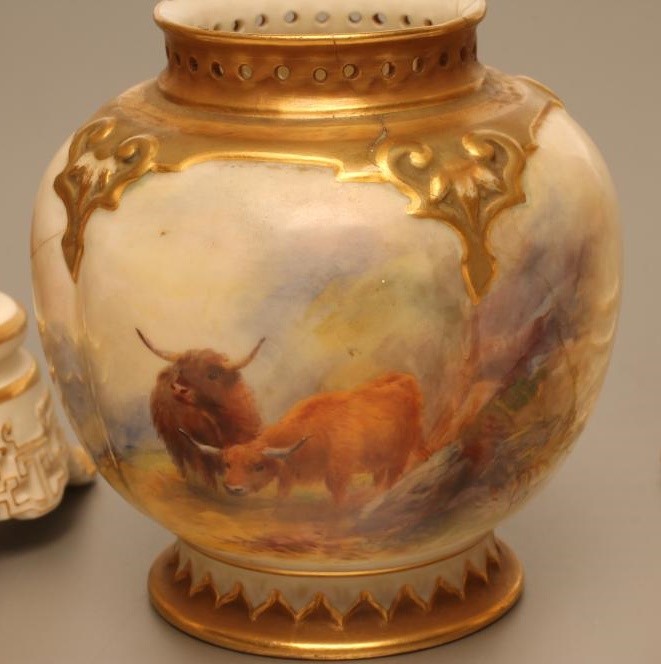 A ROYAL WORCESTER CHINA POT POURRI Image
