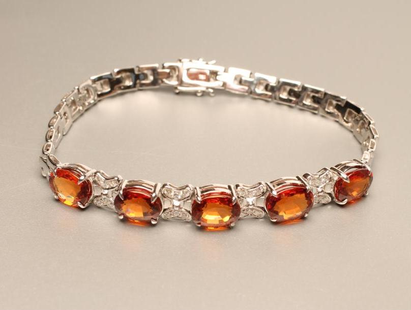 A HESSONITE GARNET BRACELET Image