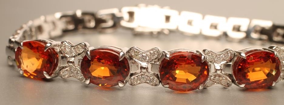 A HESSONITE GARNET BRACELET Image