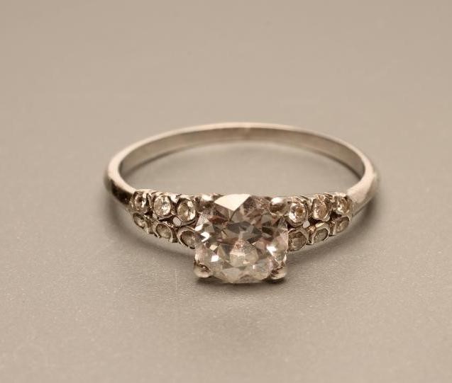 A SOLITAIRE DIAMOND RING Image