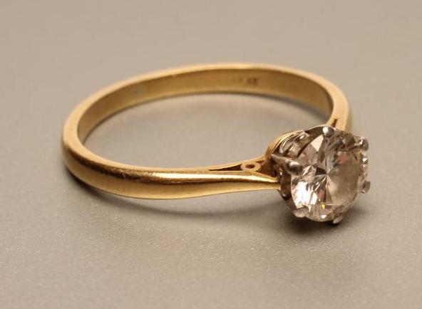 A SOLITAIRE DIAMOND RING Image