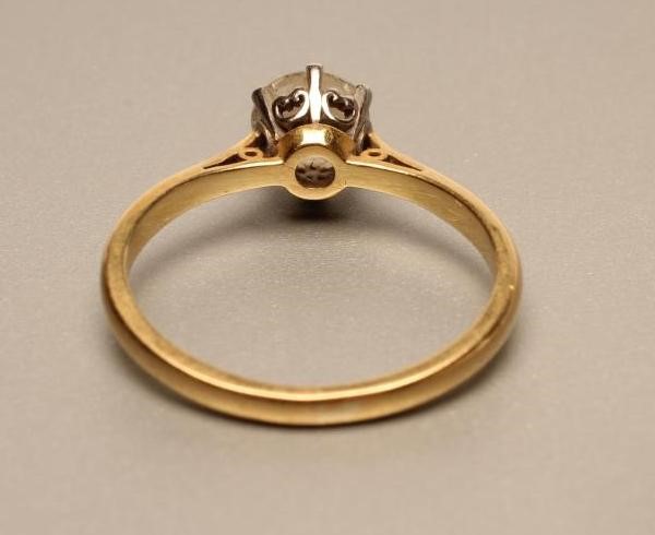 A SOLITAIRE DIAMOND RING Image
