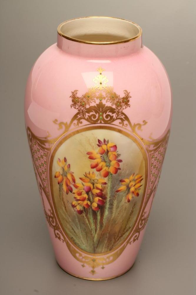 A ROYAL WORCESTER CHINA VASE Image