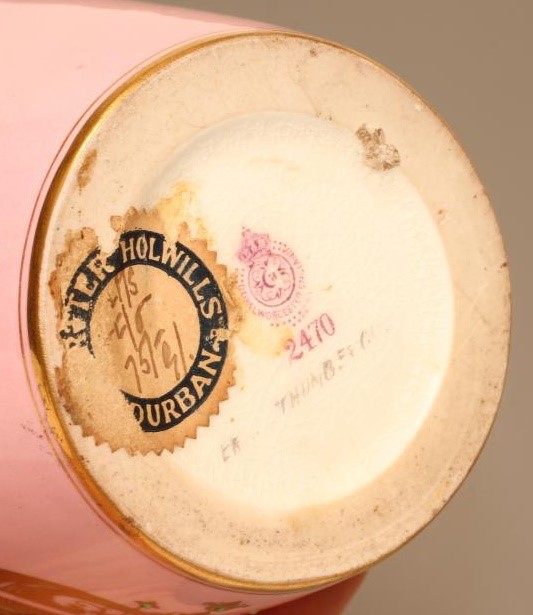 A ROYAL WORCESTER CHINA VASE Image