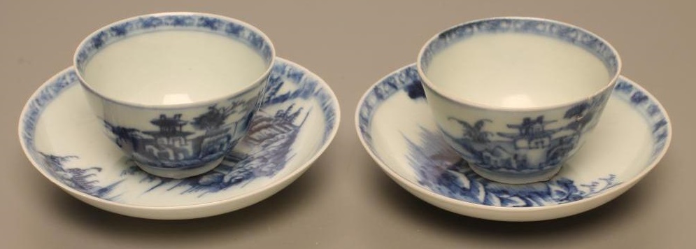 A PAIR OF NANKING CARGO PORCELAIN TEA BOWLS AND SAUCERS painted in underglaze blue with landscapes Image