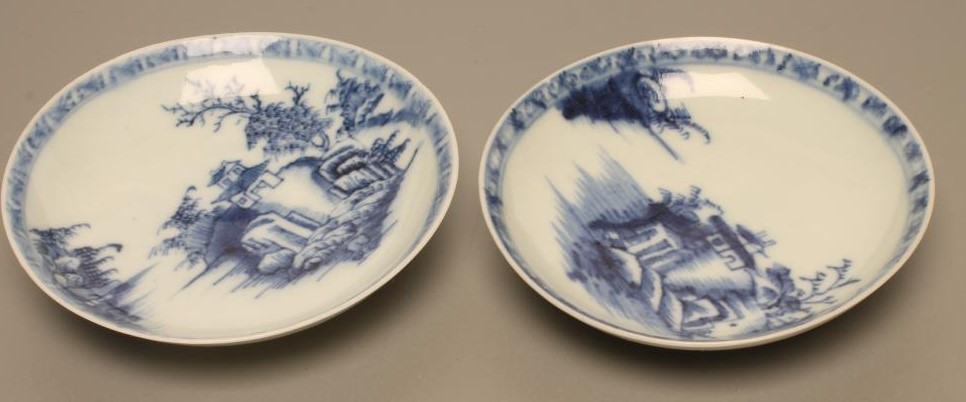 A PAIR OF NANKING CARGO PORCELAIN TEA BOWLS AND SAUCERS painted in underglaze blue with landscapes Image