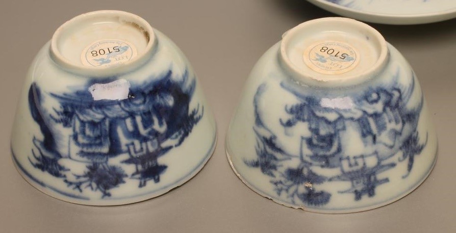 A PAIR OF NANKING CARGO PORCELAIN TEA BOWLS AND SAUCERS painted in underglaze blue with landscapes Image