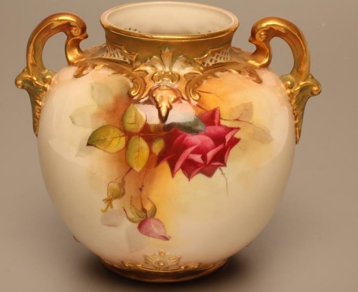 A ROYAL WORCESTER CHINA VASE Image