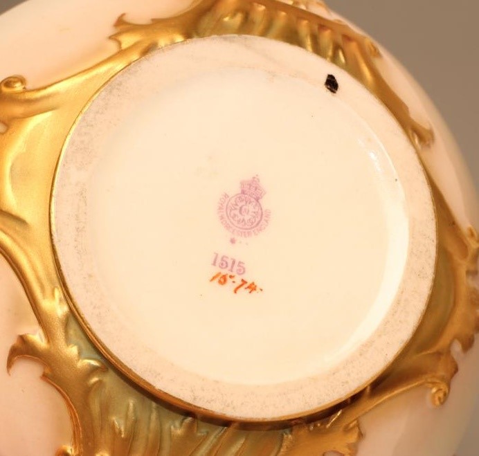 A ROYAL WORCESTER CHINA VASE Image