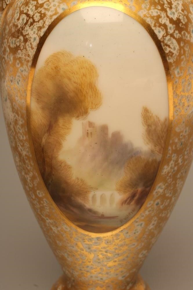 A ROYAL WORCESTER CHINA VASE Image