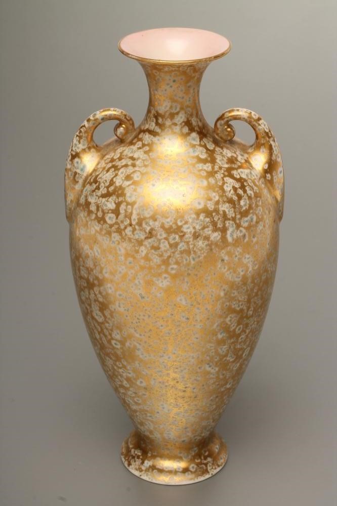 A ROYAL WORCESTER CHINA VASE Image