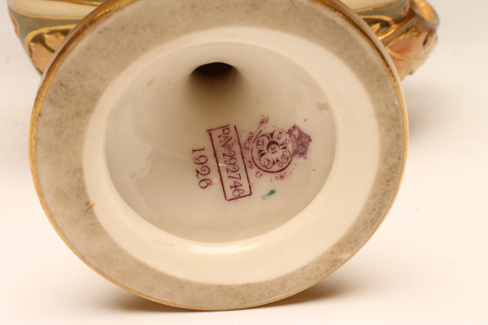 A ROYAL WORCESTER CHINA CAMPANA URN Image