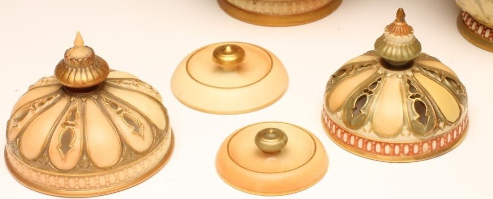 TWO GRADUATED ROYAL WORCESTER CHINA POT POURRIS AND COVERS Image