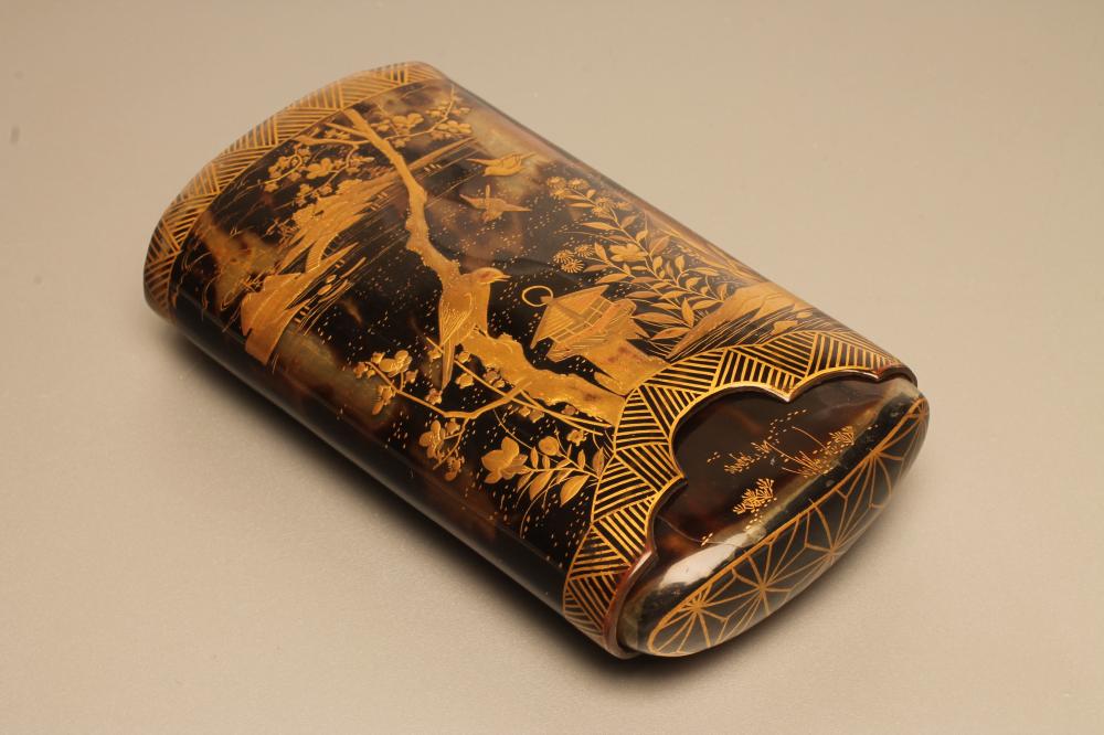 A CHINESE TORTOISESHELL CIGAR CASE Image