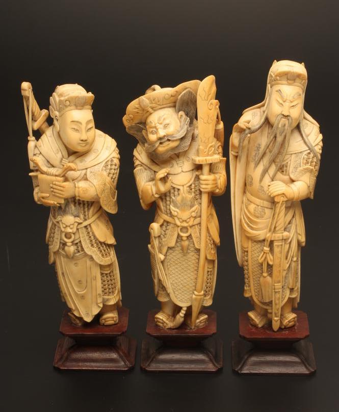 A SET OF THREE JAPANESE ONE PIECE IVORY FIGURES Image
