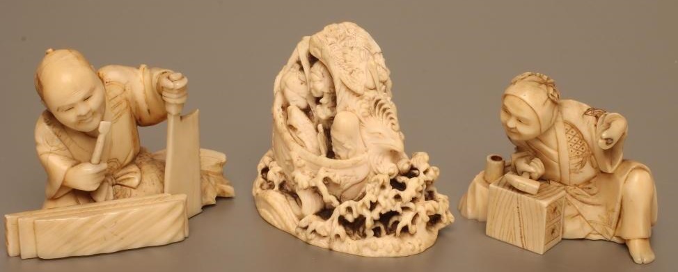 TWO JAPANESE SMALL IVORY CARVED FIGURES Image