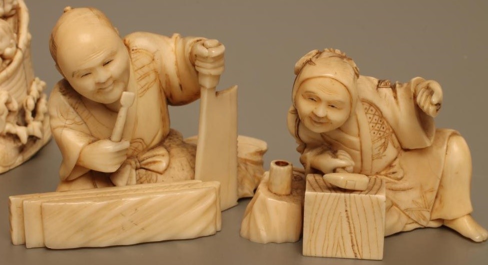 TWO JAPANESE SMALL IVORY CARVED FIGURES Image