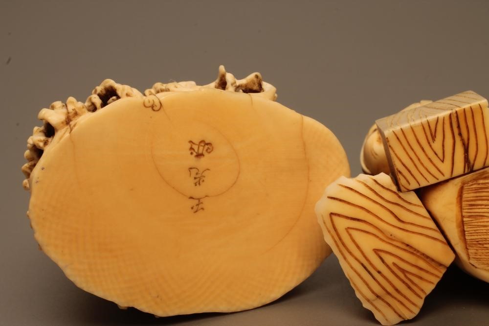 TWO JAPANESE SMALL IVORY CARVED FIGURES Image