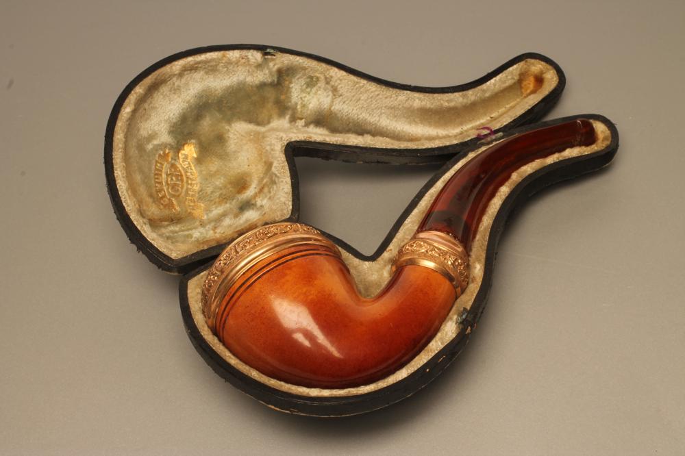 A MEERSCHAUM CALABASH PIPE Image