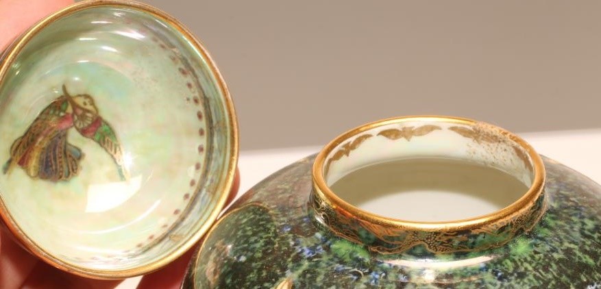 A WEDGWOOD CHINA "FLYING HUMMINGBIRD" LUSTRE MALFRY POT AND COVER Image