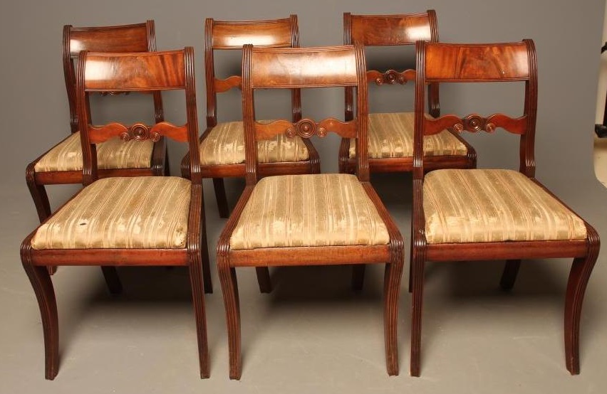 A SET OF SIX MAHOGANY DINING CHAIRS Image
