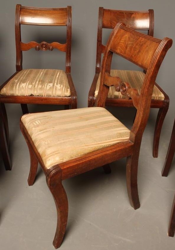 A SET OF SIX MAHOGANY DINING CHAIRS Image