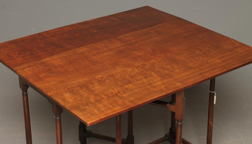 A GEORGIAN DESIGN MAHOGANY SPIDER LEG TABLE Image