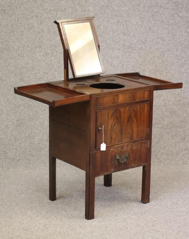 A GEORGIAN MAHOGANY WASHSTAND Image
