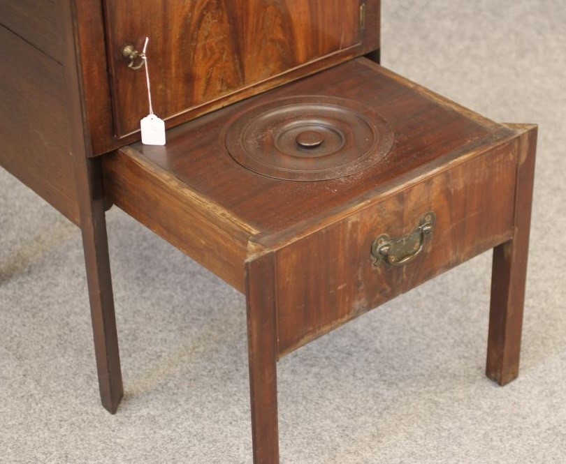 A GEORGIAN MAHOGANY WASHSTAND Image