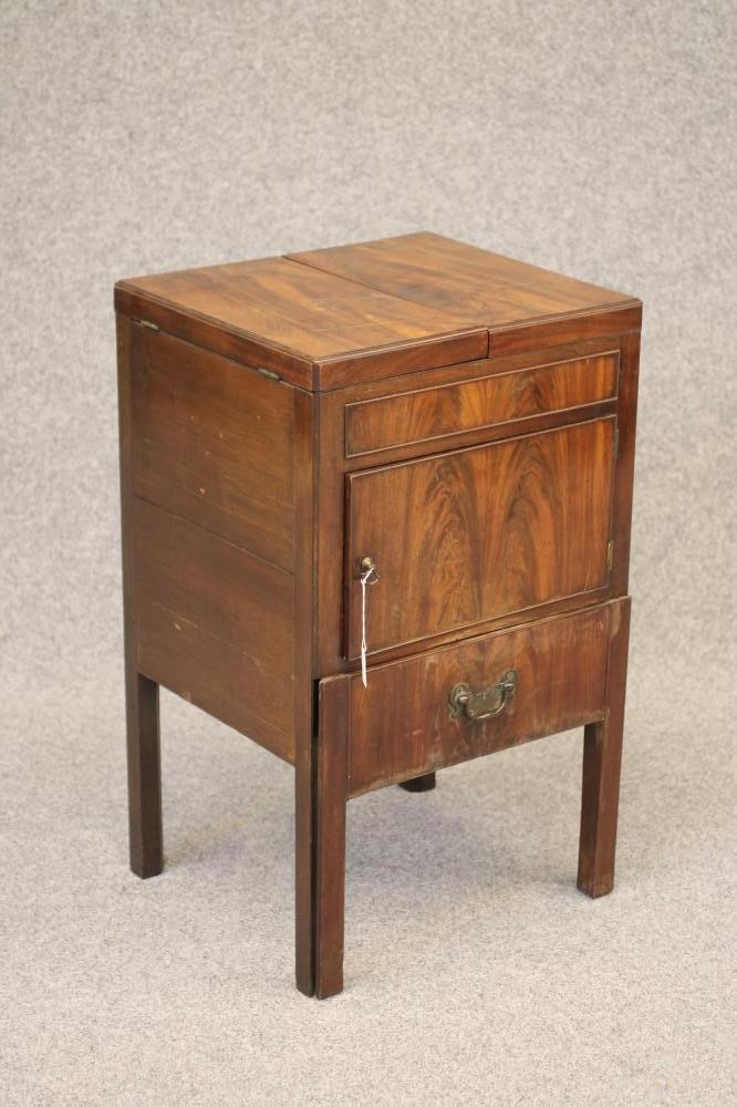 A GEORGIAN MAHOGANY WASHSTAND Image