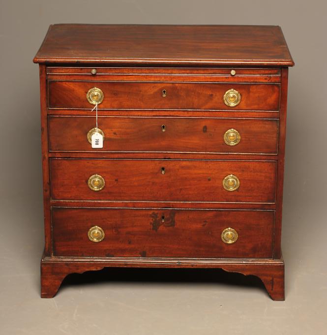 A GEORGIAN MAHOGANY SMALL CHEST Image