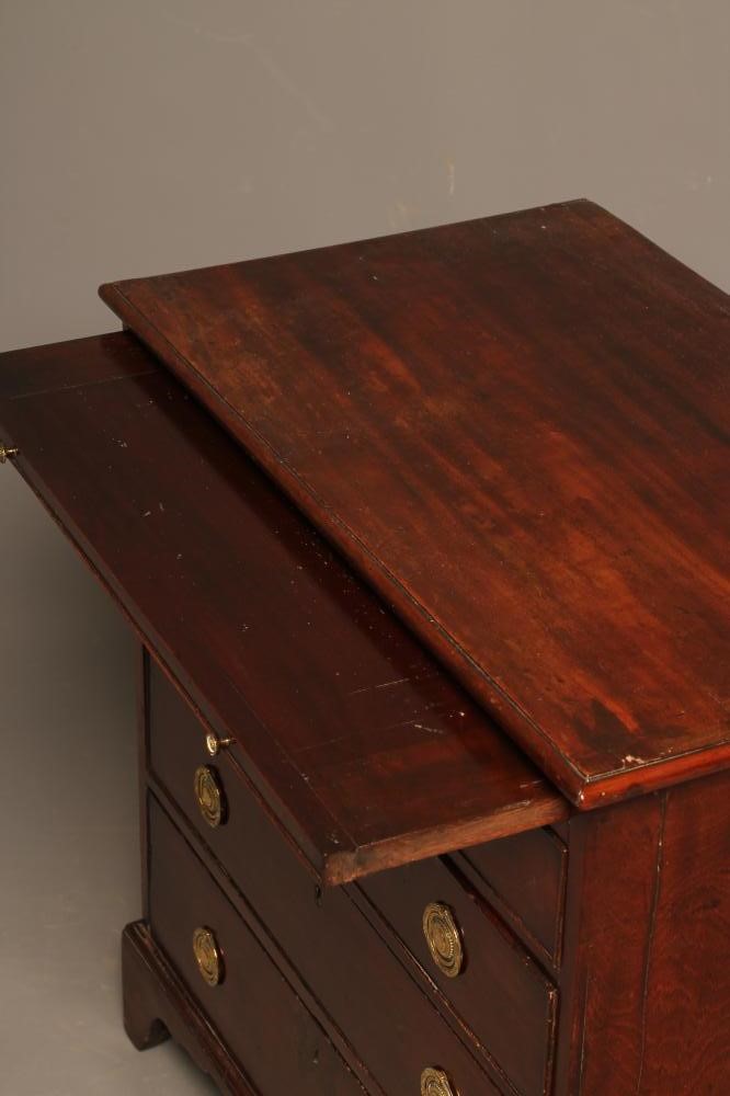 A GEORGIAN MAHOGANY SMALL CHEST Image