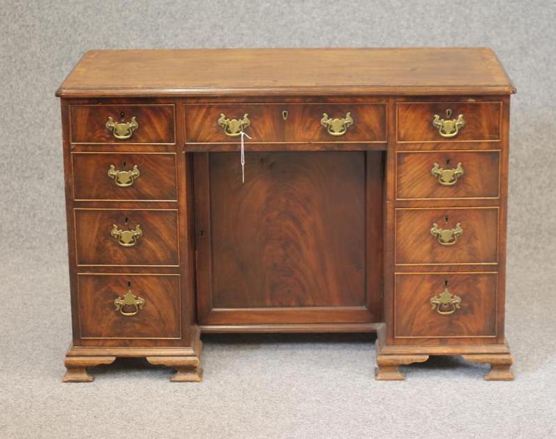 A GEORGIAN DESIGN MAHOGANY KNEEHOLE DESK Image