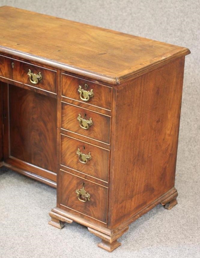 A GEORGIAN DESIGN MAHOGANY KNEEHOLE DESK Image