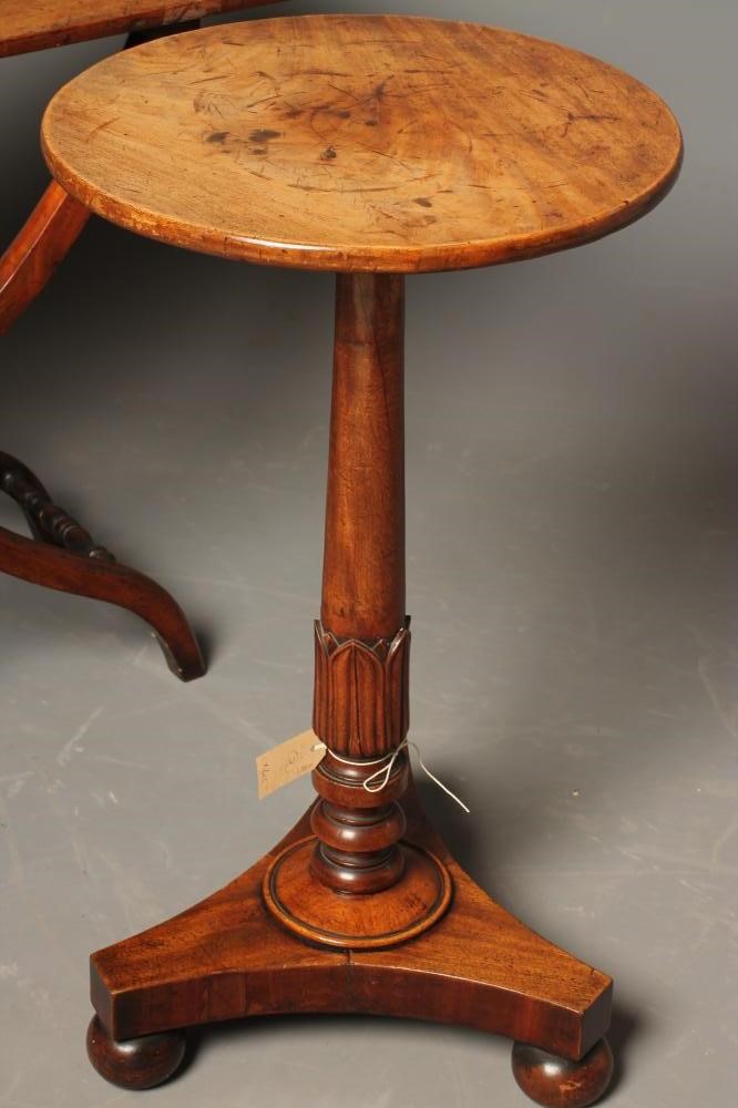 AN EARLY VICTORIAN MAHOGANY WINE TABLE Image