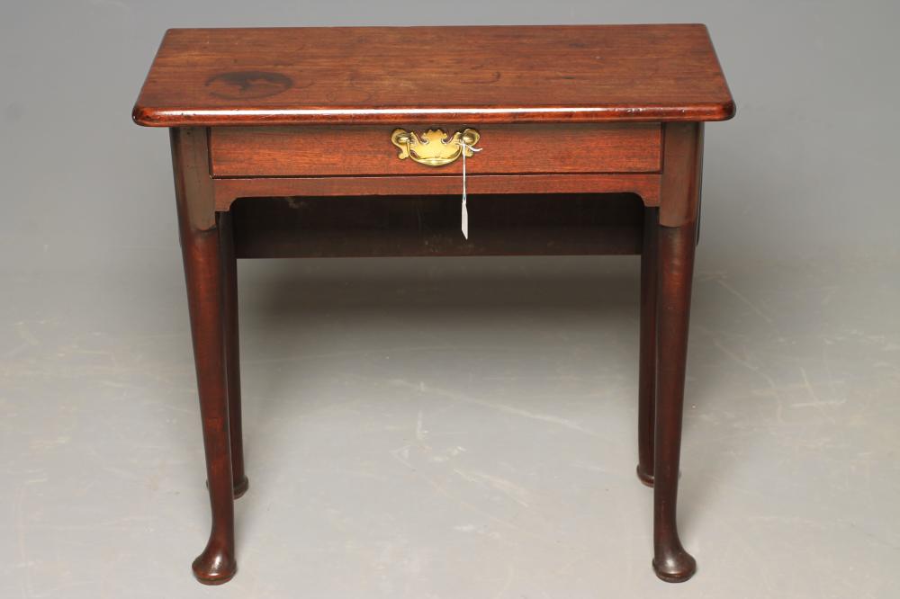 A GEORGIAN MAHOGANY SIDE TABLE Image
