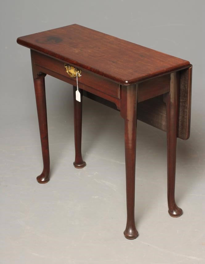 A GEORGIAN MAHOGANY SIDE TABLE Image