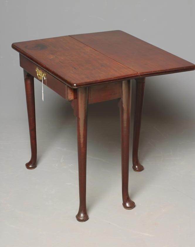 A GEORGIAN MAHOGANY SIDE TABLE Image